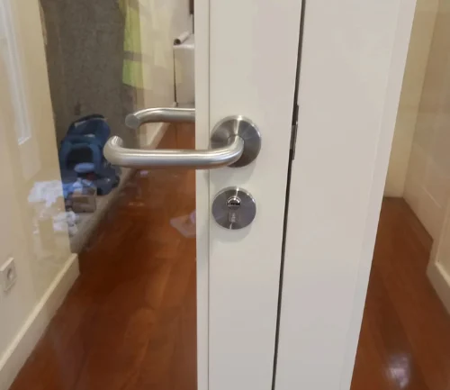 Porta Branca Com Puxador Prateado