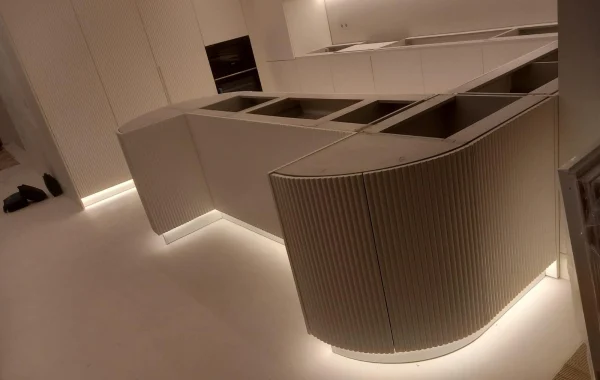 cozinha-por-medida-branca-com-luz-dym