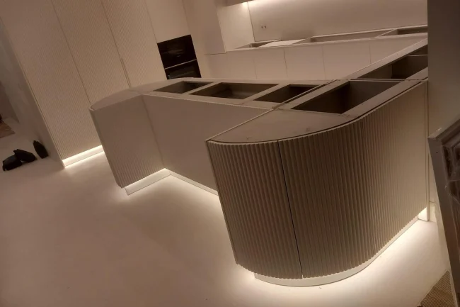 cozinha-por-medida-branca-com-luz-dym