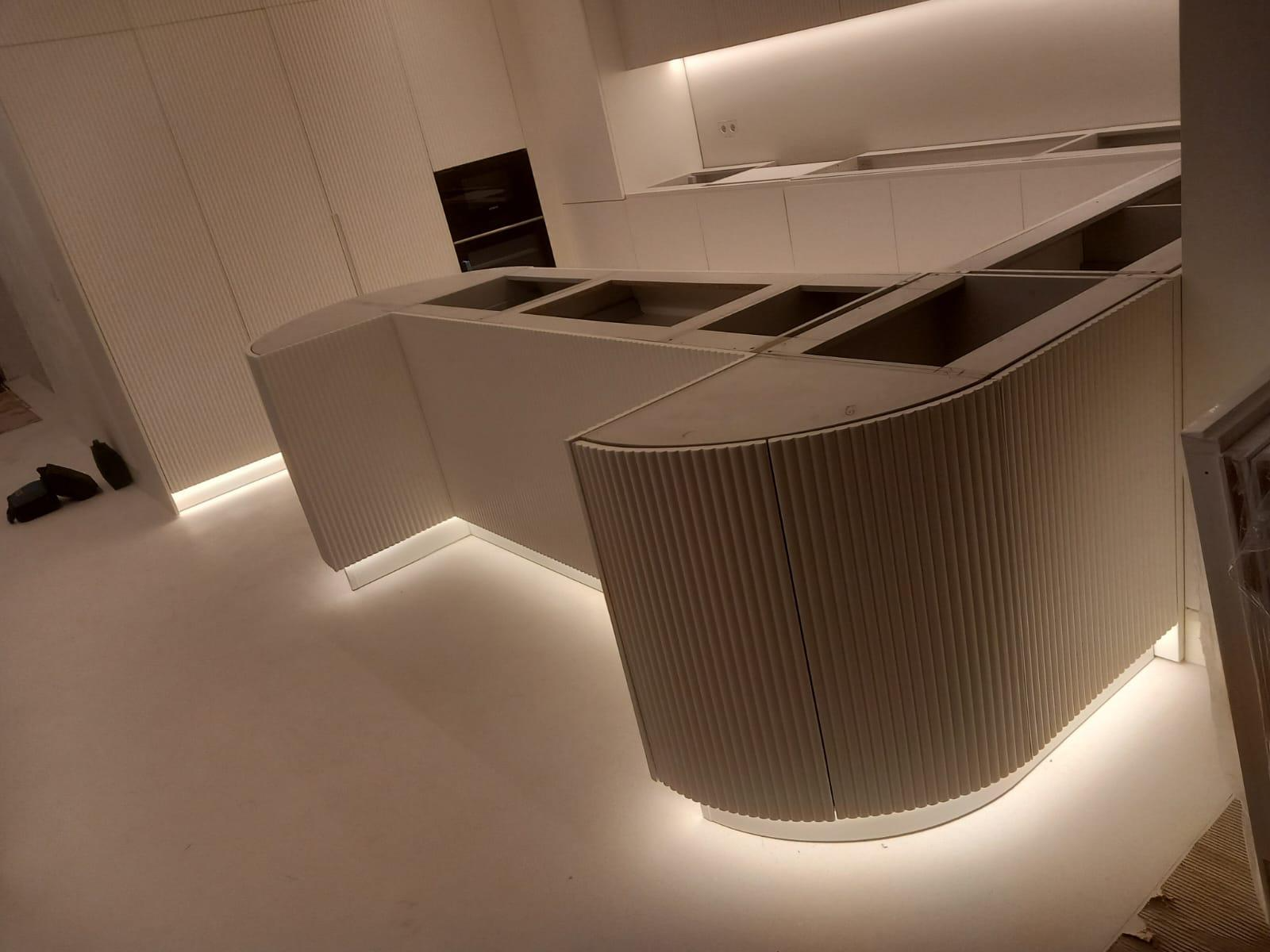 cozinha-por-medida-branca-com-luz-dym